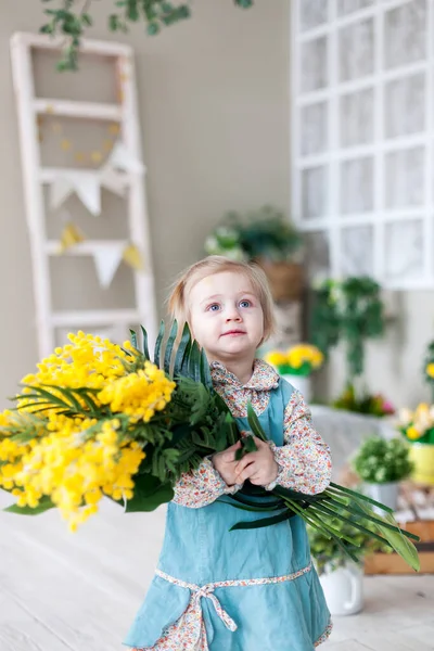 Porträt Eines Kleinen Mädchens Buntem Kleid Frühlingstag — Stockfoto