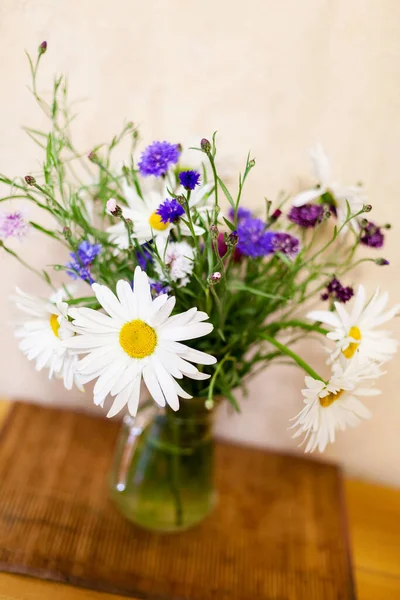 Bodegón Con Ramo Flores Silvestres Jarra Transparente — Foto de Stock