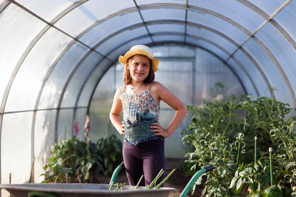 Adolescente Estufa Cuidando Plantas Verão — Fotografia de Stock