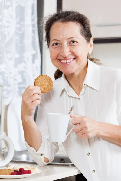 Портрет Красивої Літньої Жінки Кухні Чашкою Кави Печивом — стокове фото