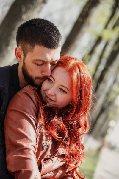 Mädchen Mit Freund Frühling Nachmittag Der Stadt — Stockfoto