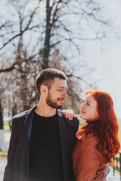 Romantisches Paar Einem Frühlingsnachmittag — Stockfoto
