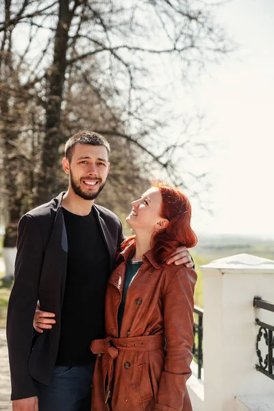 Retrato Belo Casal Jovem Parque Primavera — Fotografia de Stock