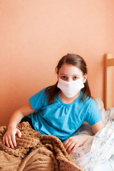 Портрет Больной Девочки Подростка Маске Дома — стоковое фото