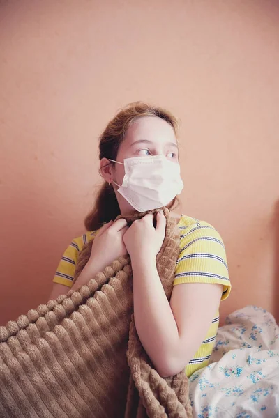 Menina Doente Máscara Está Quarentena Casa — Fotografia de Stock