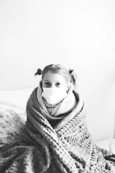 Portrait Enfant Malade Masqué Maison — Photo