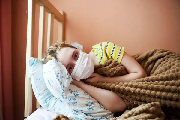 Porträt Eines Kranken Teenagers Mit Maske Hause — Stockfoto