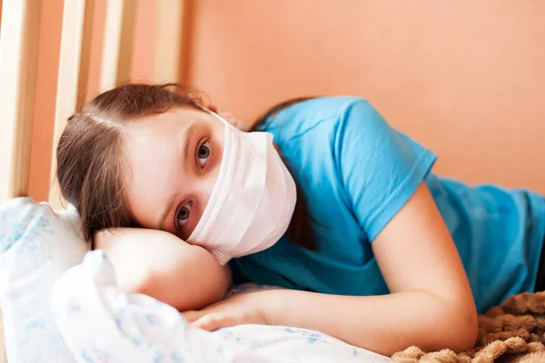 Chica Enferma Con Máscara Pone Cuarentena Casa —  Fotos de Stock