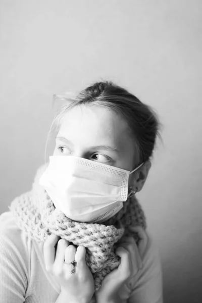 Retrato Adolescente Menina Doente Máscara Casa — Fotografia de Stock