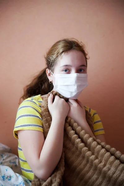 Retrato Niña Enferma Adolescente Máscara Casa —  Fotos de Stock