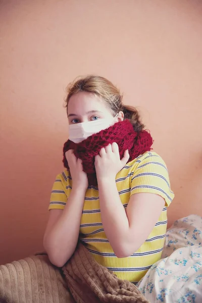 Jovem Menina Máscara Médica Sob Cobertor Cama — Fotografia de Stock