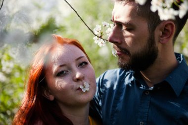 Bahar parkında güzel genç bir çiftin portresi.. 