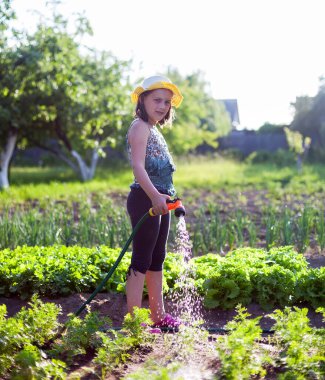 Yazın köyde bahçeyi sulayan kız.. 