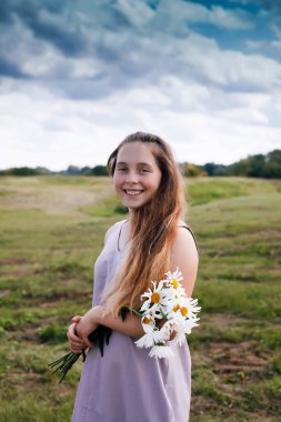  Elinde papatyalarla tarlada 14 yaşında bir kız.. 