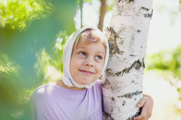 Gadis Cantik Berusia Tahun Berpakaian Birch — Stok Foto