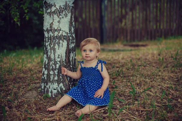 在白桦林 一个漂亮的一岁小宝宝穿着衣服 — 图库照片