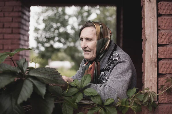 Donna Anziana Sul Portico Della Casa Campagna Giorno Autunno — Foto Stock