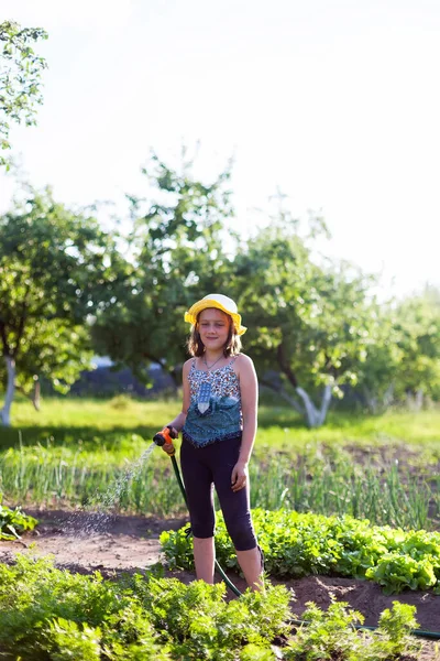 Fata Udare Grădină Sat Timpul Verii — Fotografie, imagine de stoc