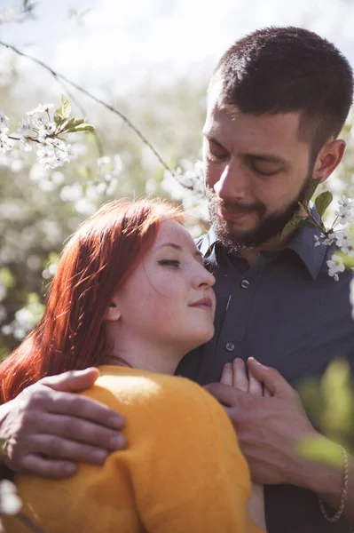 春の公園で美しい若いカップルの肖像画 — ストック写真