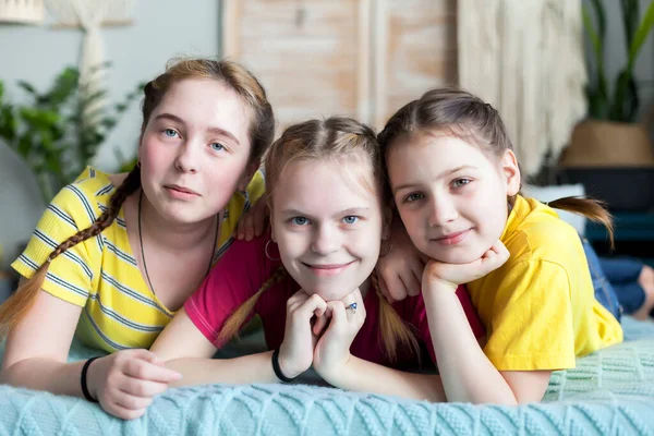 Retrato Tres Hermanas Adolescentes Cama Casa — Foto de Stock