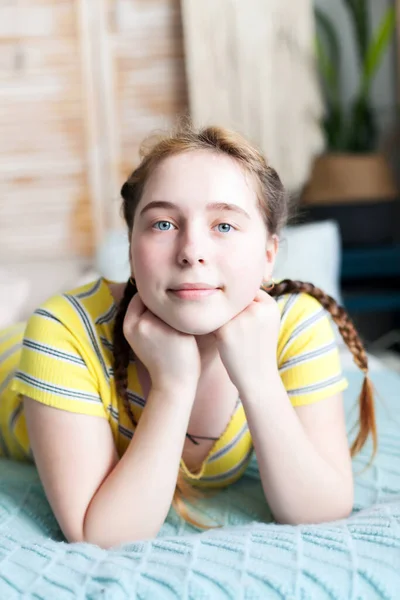Porträtt Blond Tonåring Sängen Hemma — Stockfoto