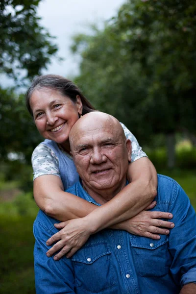 Portrait Elderly Couple Garden Summer Day — Stock Photo, Image