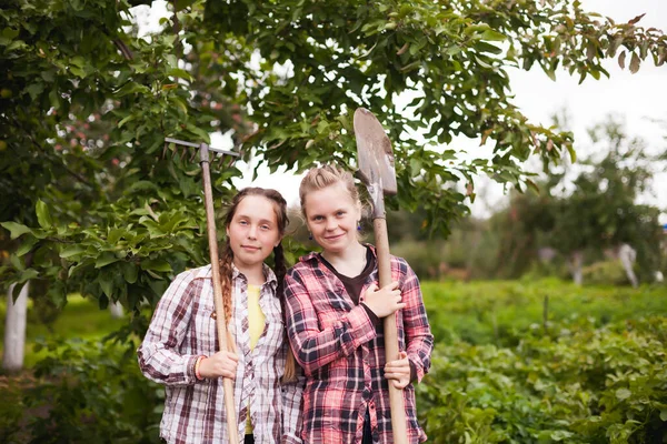 Girlfriends Farm Shovel Rake — Stock Photo, Image