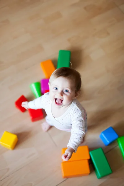 Bebé Jugando Con Cubos Plástico Suelo Habitación —  Fotos de Stock
