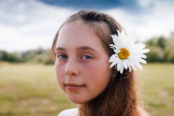 Porträtt Vacker Tonåring Flicka Med Kamomill Håret — Stockfoto