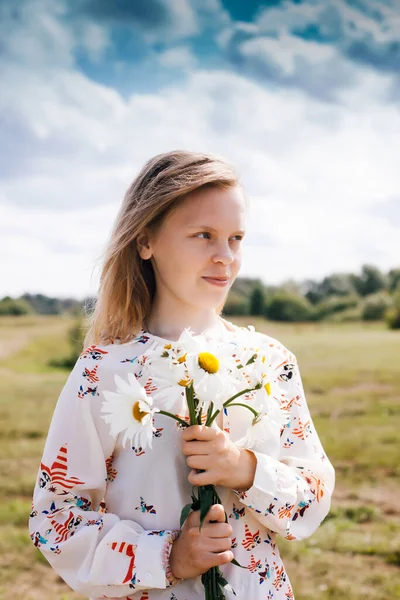 Portret Van Mooi Tienermeisje Met Boeket Madeliefjes — Stockfoto