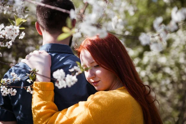 Bahar Parkında Güzel Genç Bir Çiftin Portresi — Stok fotoğraf