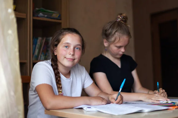 Nette Schulmädchen Von Jahren Lernen Unterricht Hause — Stockfoto