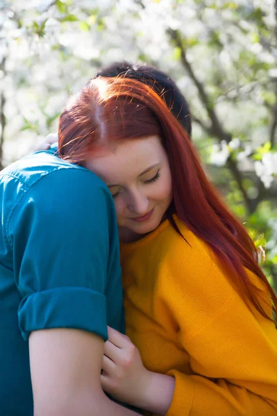 Retrato Hermosa Pareja Joven Parque Primavera —  Fotos de Stock