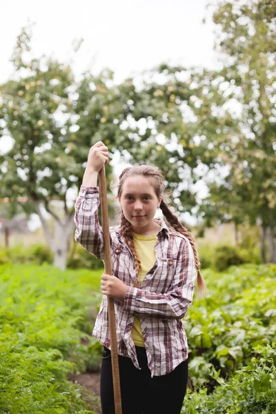 Teenagermädchen Arbeitet Auf Bauernhof Mit Gemüse — Stockfoto