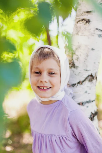 Potret Gadis Kecil Rusia Dekat Birch — Stok Foto