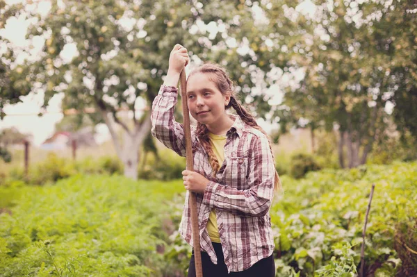 Gadis Remaja Pertanian Dengan Sekop — Stok Foto