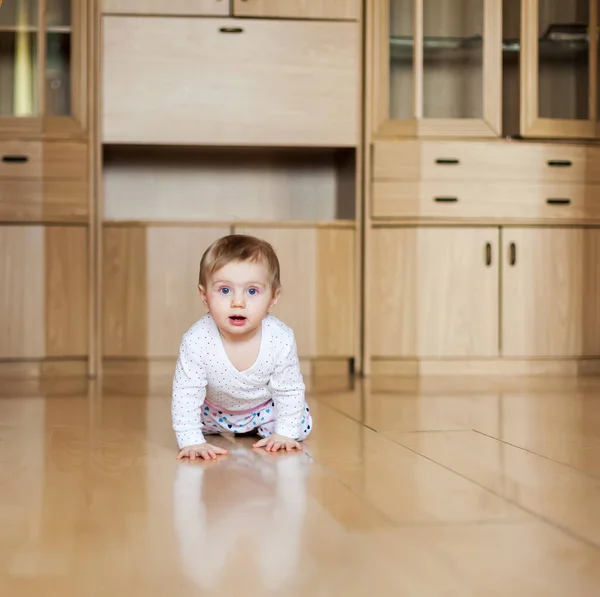 Niño Pequeño Meses Arrastrándose Suelo Casa — Foto de Stock