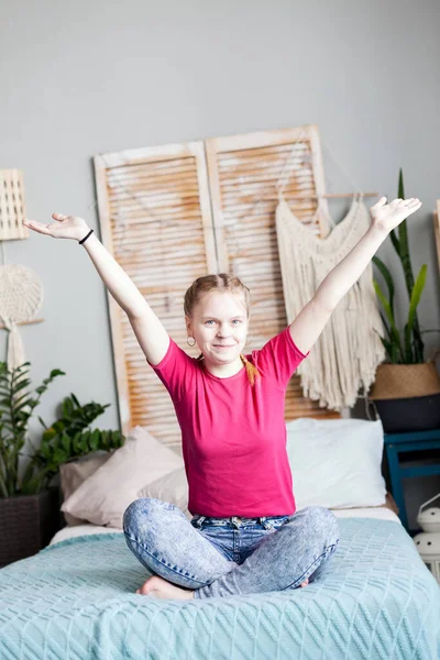 Retrato Adolescente Rubia Cama Casa — Foto de Stock