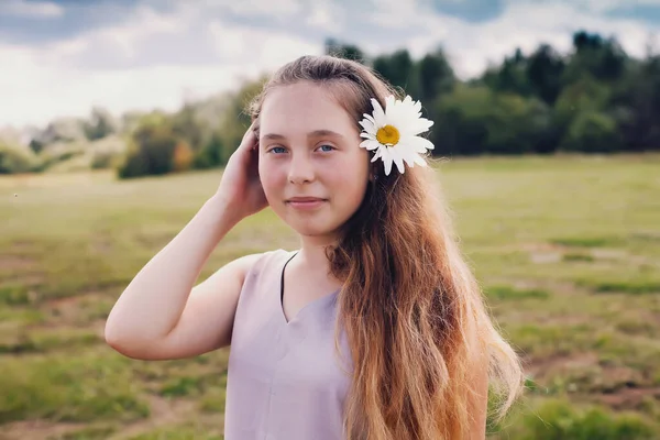 Porträtt Vacker Flicka Fält Med Tusensköna Håret — Stockfoto