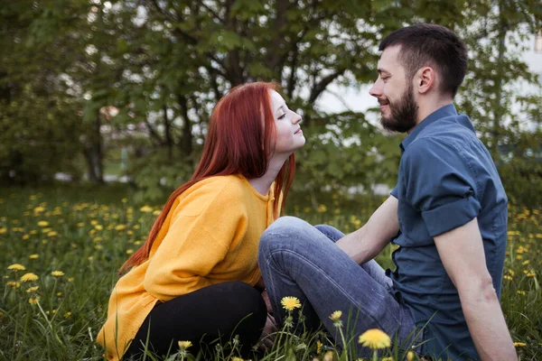 Portrait Beautiful Young Couple Spring Park — Stock Photo, Image