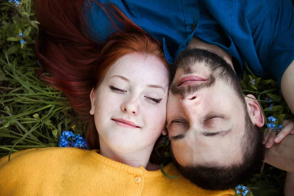 Girl Boyfriend Spring Afternoon Garden — Stock Photo, Image