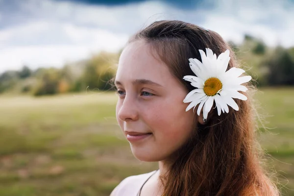 Portrait Belle Adolescente Avec Camomille Dans Les Cheveux — Photo