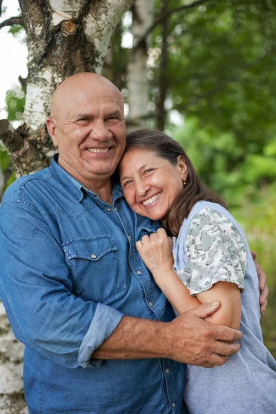 夏乡花园的一对成熟的微笑的夫妇 — 图库照片