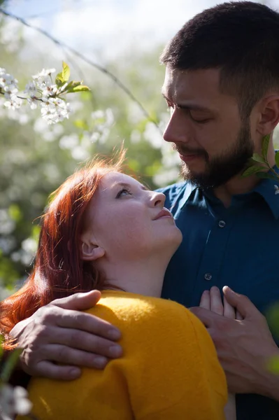 Retrato Hermosa Pareja Joven Parque Primavera —  Fotos de Stock