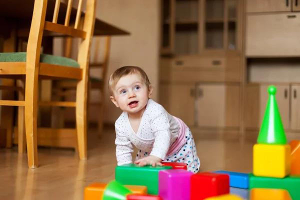 Bambino Con Designer Multicolore Casa Sul Pavimento — Foto Stock