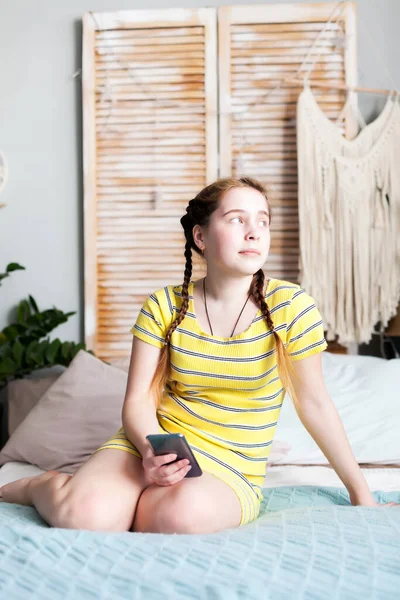 Портрет Підлітка Ліжку Мобільним Вдома — стокове фото