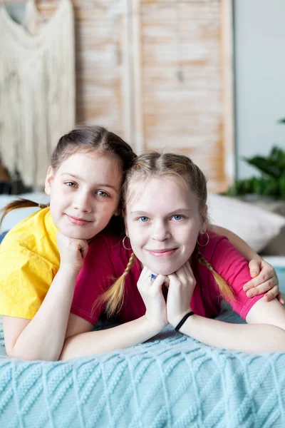 Retrato Dos Hermanas Adolescentes Cama Casa — Foto de Stock