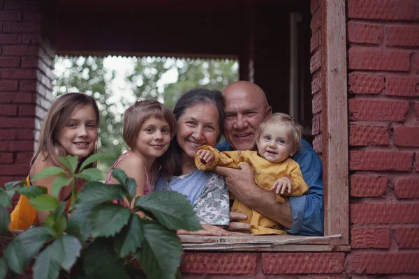 Vidám Nyugdíjasok Unokák Portréja Falusi Ház Verandáján — Stock Fotó