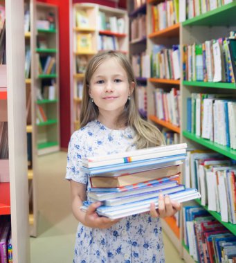  Kütüphanedeki güzel kız kitap seçiyor.. 