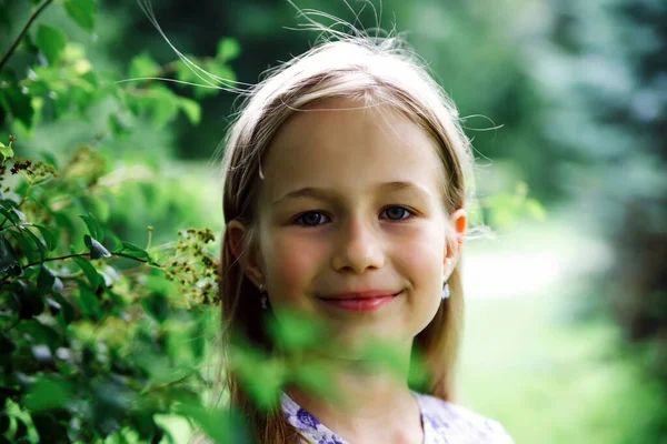 Portret Van Blond Meisje Zomerdag — Stockfoto